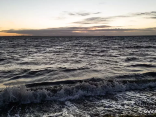 Wellengang nach Sunset auf Fehmarn