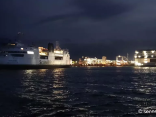 Tag und Nacht fahren die Fähren in Puttgarden ein