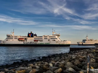 Ein Fährschiff fährt in Puttgarden ein