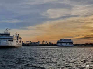 Die Schlieswig Holstein fährt zum Fähranleger in Puttgarden