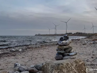 Aufgestapelte Steine am Wasser