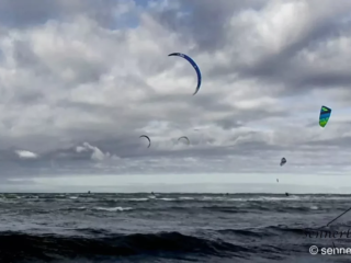 Kitesurfer am flachen Weststrand bei Großenbrode