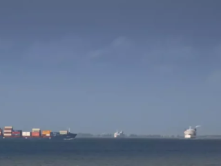 Vor Puttgarden kreuzt ein Containerschiff die Fährlinie