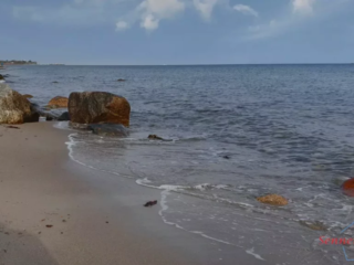 Zwei dicke Steine am Strand bei Presen