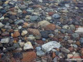 Steine unter Wasser am Strand
