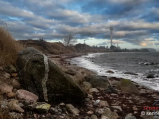 Im Hintergrund die Radarstation Staberhuk