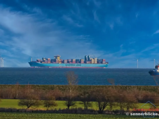 396 m Containerschiff etwas näher