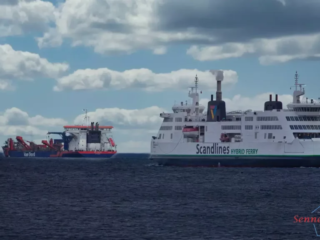 RoRo Fähre mit Steineschiff links