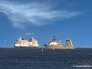 Arbeitschiff (rechts) für den Belttunnel