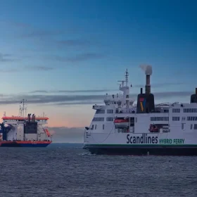 Vox Amalia links von Van Oord vor Puttgarden